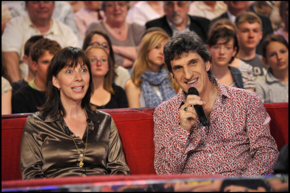 Corinne et Gilles Benizio (Shirley et Dino) lors de l'enregistrement de l'émission Vivement Dimanche spéciale Italie diffusée le 1er mai 2011