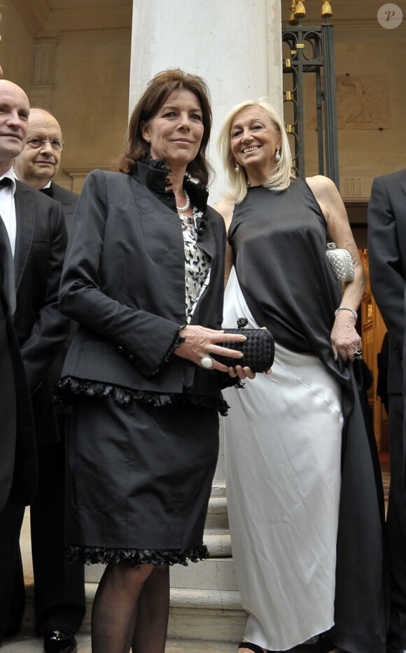 Caroline de Monaco se rend au Théâtre de La Fenice, à Venise, pour admirer le ballet Cendrillon. Elle est aux côtés d'Anne Licia Moretti Polegato. 28 avril 2011