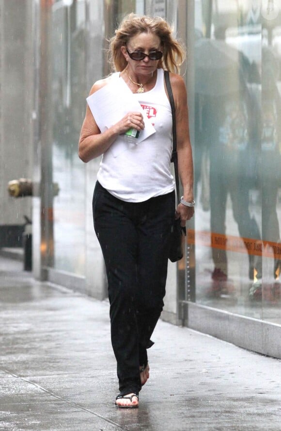 Goldie Hawn sort d'un spa, avec une mine maussade, à New York. 28 avril 2011