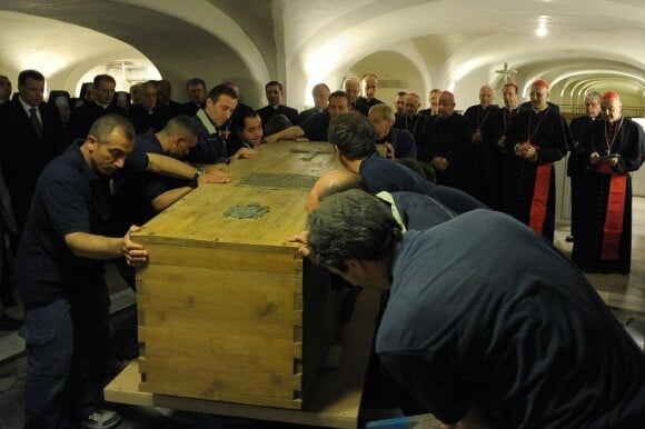 Le corps du Pape Jean-Paul II, exhumé au Vatican, le 20 avril 2011.