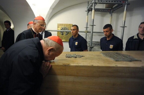 Le corps du Pape Jean-Paul II, exhumé au Vatican, le 20 avril 2011, en vue de sa béatification.