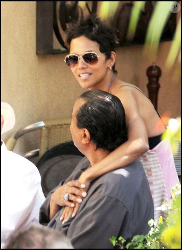 La très belle Halle Berry retrouve le mythique Billy Dee Williams sur la terrasse du restaurant Pana & Vino, à West Hollywood, le 27 avril 2011.