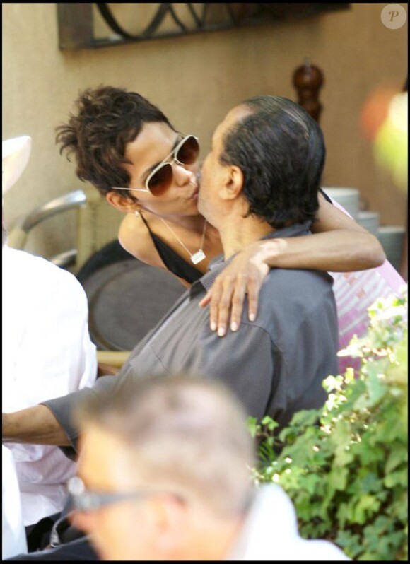 Le chanceux Billy Dee Williams embrassé par la belle Halle Berry sur la terrasse du restaurant Pana & Vino, à West Hollywood, le 27 avril 2011.