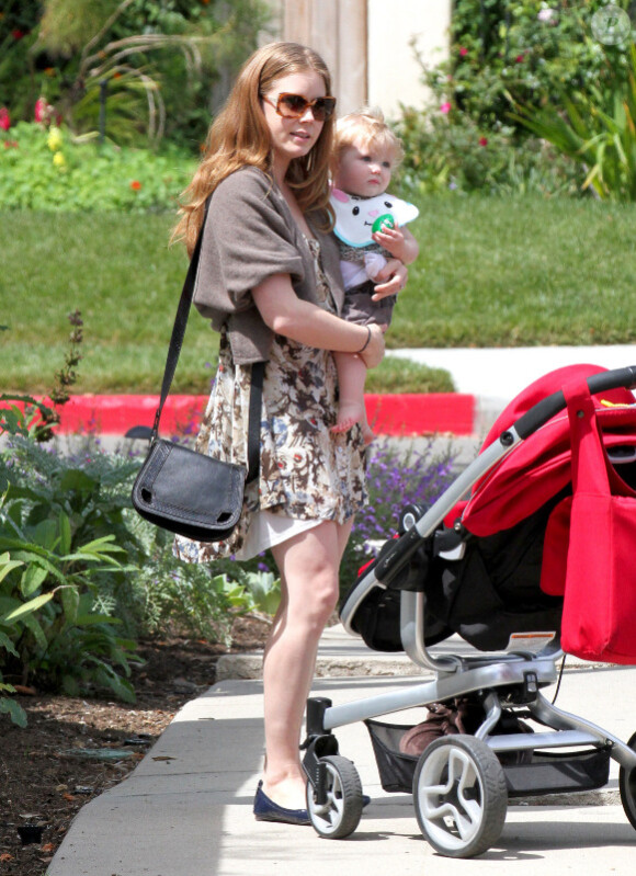 Amy Adams, tout en rondeur, dans les rues de Los Angeles en famille