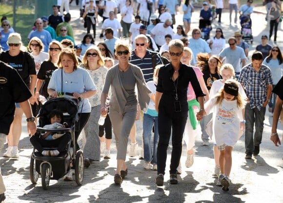 Melanie Griffith et Jamie Lee Curtis à l'occasion de la marche "5K Walk" organisée en soutien aux Hôpitaux pour Enfants, à Los Angeles, le 30 avril 2011.