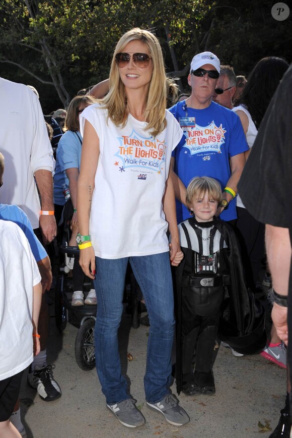 Heidi Klum à l'occasion de la marche "5K Walk" organisée en soutien aux Hôpitaux pour Enfants, à Los Angeles, le 30 avril 2011.