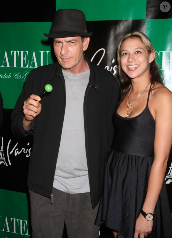 Charlie Sheen assiste avec sa petite amie Natalie à une soirée au Château Nightclub & Garden, à Los Angeles, dimanche 1er mai.