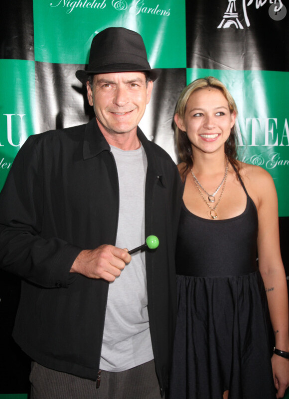 Charlie Sheen assiste avec sa petite amie Natalie à une soirée au Château Nightclub & Garden, à Los Angeles, dimanche 1er mai.