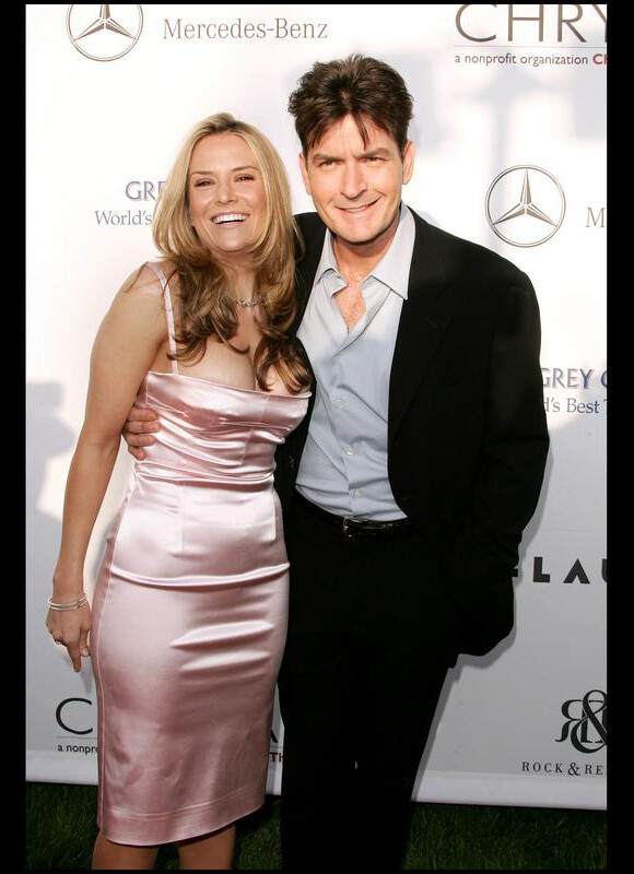 Charlie Sheen et Brooke Mueller, en 2007, à Beverly Hills, quelques mois avant leur mariage.