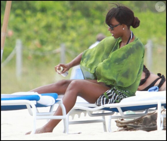 Kelly Rowland se prélasse sur une plage de Miami, le 1er mai 2011