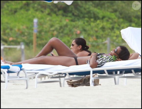 Kelly Rowland se prélasse sur une plage de Miami, le 1er mai 2011