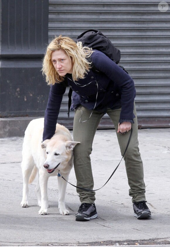 Edie Falco sans maquillage et négligée, promène son chien dans les rues de New York, le 15 avril 2011