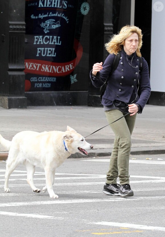 Edie Falco sans maquillage et négligée, promène son chien dans les rues de New York, le 15 avril 2011