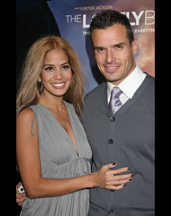 Antonio Sabato Jr et sa compagne Cheryl Moana posent lors d'une soirée à Los Angeles en décembre 2009