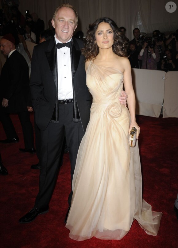 Salma Hayek divine en Alexander McQueen, a fait sensation au bras de son époux François-Henri Pinault lors du MET Ball à New York le 2 mai 2011
