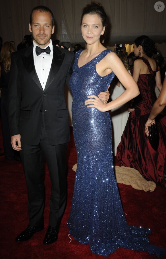 Maggie Gyllenhaal et son mari Peter Sarsgraad lors du MET Ball organisé à New York le 2 mai 2011
