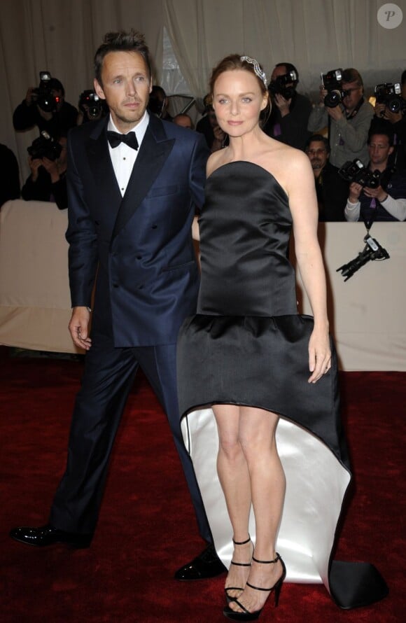 Stella McCartney et son époux Alasdhair Willis lors du MET Ball organisé à New York le 2 mai 2011
