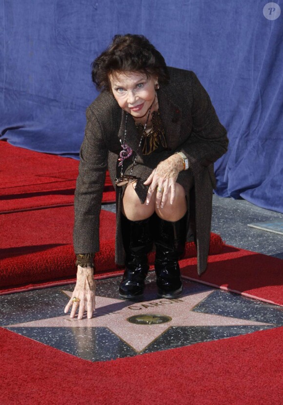 Leslie Caron honorée par son étoile sur le Hollywood Boulevard de Los Angeles, en décembre 2009.
