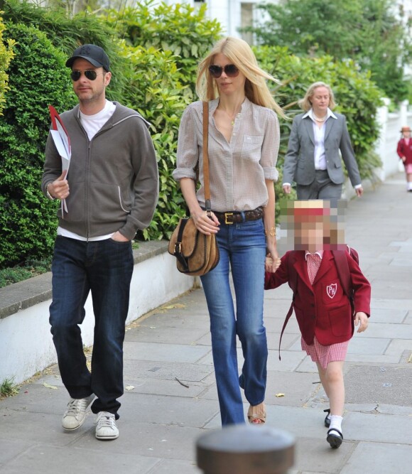 Claudia Schiffer et son mari Matthew Vaughn viennent chercher la petite Clémentine à l'école le 3 mai 2011