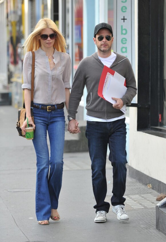Claudia Schiffer et son mari Matthew Vaughn sur le chemin de l'école le 3 mai 2011