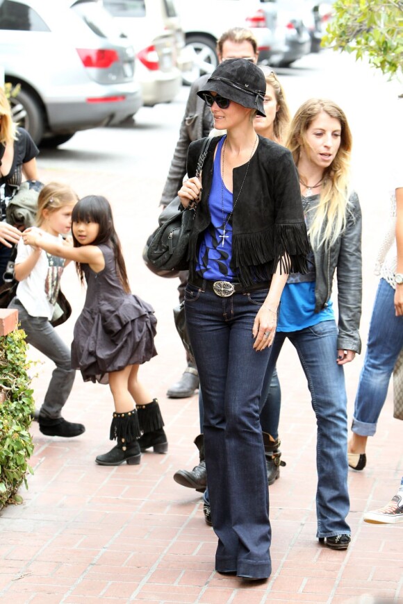 Laeticia Hallyday et sa fille Jade à Santa Monica le 17 avril 2011
