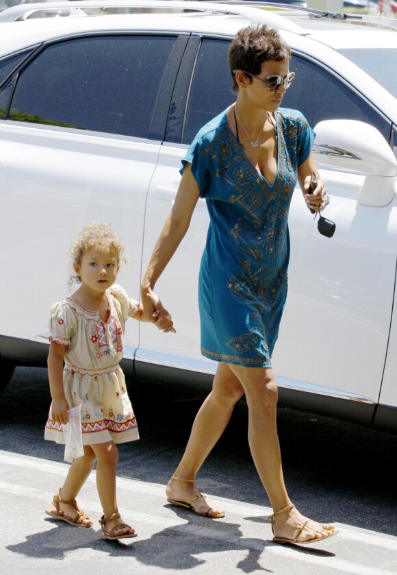 A trois ans, Nahla est déjà une vraie modeuse. Avec sa maman Halle Berry, elle s'est accordé un tête à tête shopping à Beverly Hills. Le 3 mai 2011