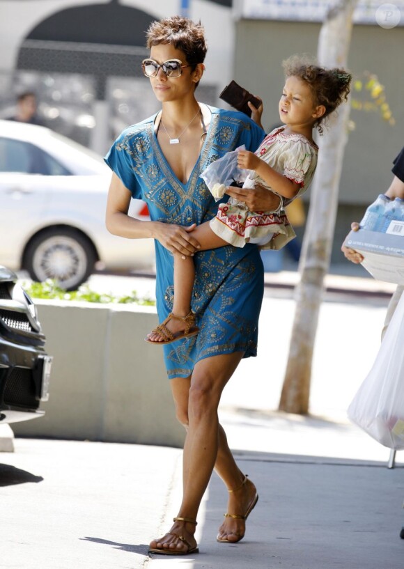 Halle Berry et son adorable fillette Nahla lors d'une virée shopping à Beverly Hills. Le 3 mai 2011
