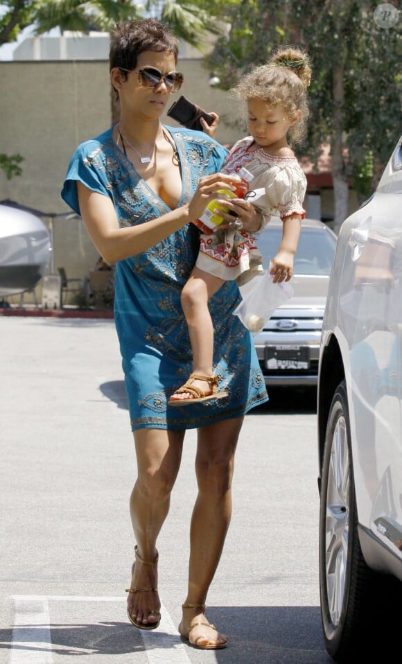 Halle Berry en tête à tête avec son trésor Nahla lors d'une virée shopping à Beverly Hills. Le 3 mai 2011