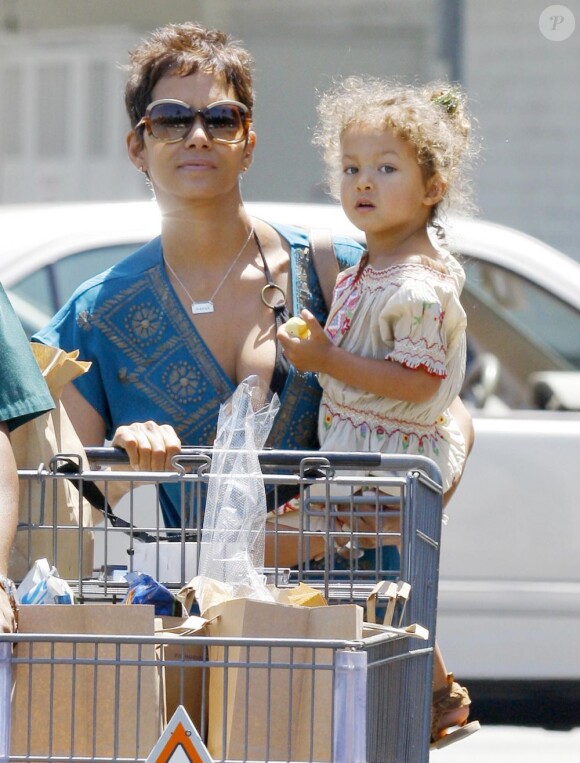 Halle Berry en tête à tête avec son trésor Nahla lors d'une virée shopping à Beverly Hills. Le 3 mai 2011