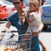 Un duo trop mignon ! Quand Halle Berry et sa fille Nahla vont faire du shopping, elles accordent leurs tenues sur la mode ethnique ! Le 3 mai 2011 à Los Angeles 
