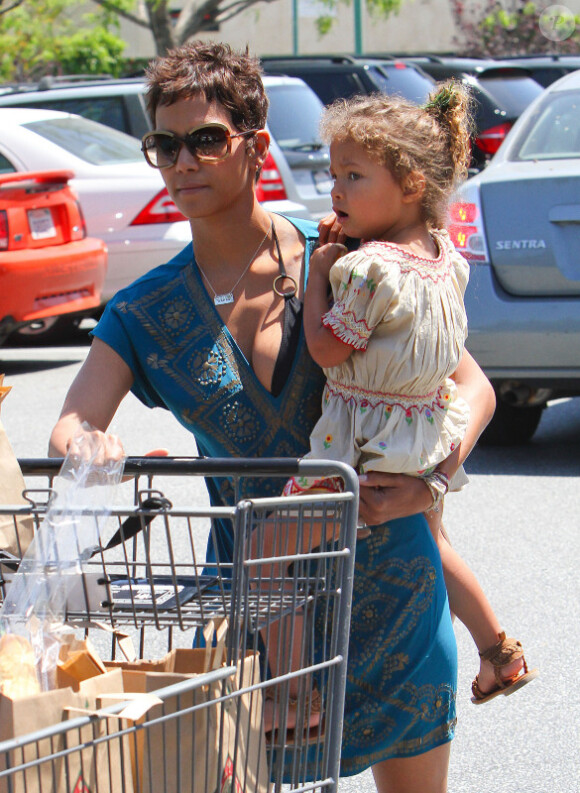 Un duo trop mignon ! Quand Halle Berry et sa fille Nahla vont faire du shopping, elles accordent leurs tenues sur la mode ethnique ! Le 3 mai 2011 à Los Angeles 
