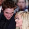 Reese Witherspoon et Robert Pattinson lors de l'avant-première à Londres du film De l'eau pour les éléphants le 3 mai 2011 : le regard de Rob est orienté vers...