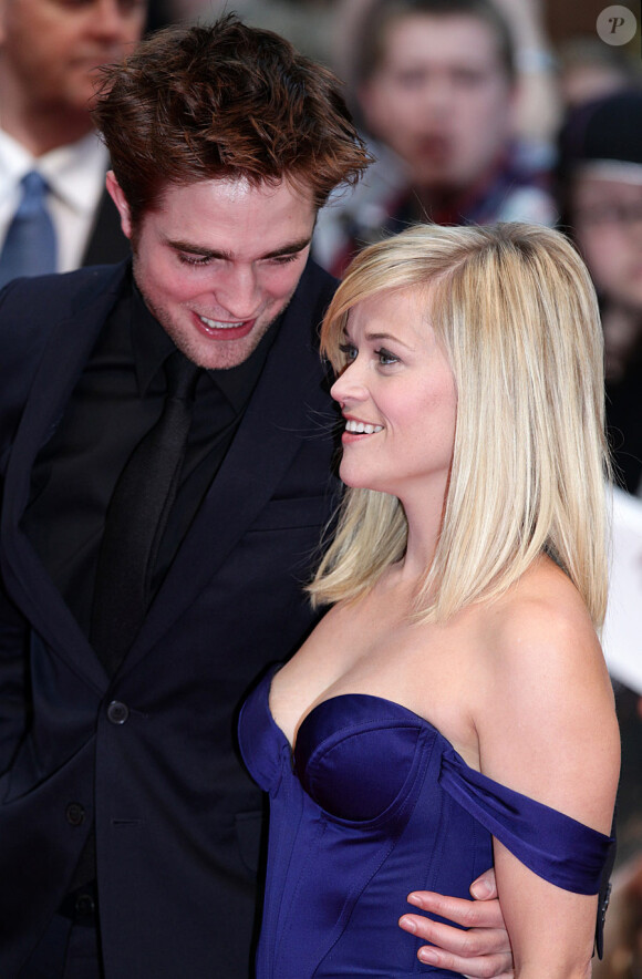 Reese Witherspoon et Robert Pattinson lors de l'avant-première à Londres du film De l'eau pour les éléphants le 3 mai 2011 : le regard de Rob est orienté vers...