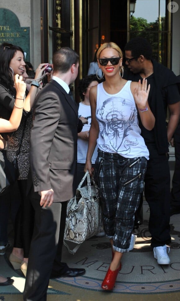 Beyonce et Jay-Z quittant Le Meurice en avril 2011 à Paris