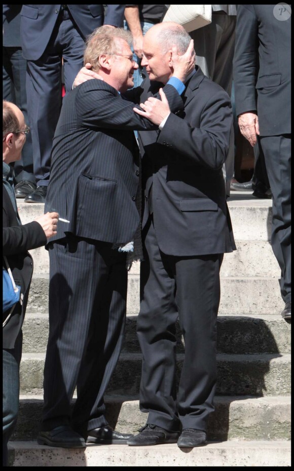 Daniel Cohn-Bendit et l'adjoint au maire de Paris Christophe Girard assistent au dernier hommage rendu à Marie-France Pisier, en l'église Saint-Roch, à Paris, le 5 mai 2011.