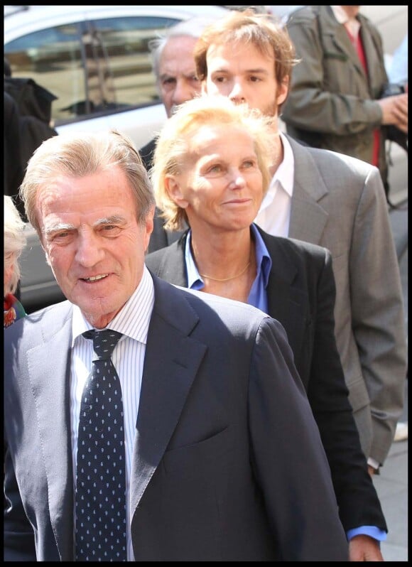 Bernard Kouchner et Christine Ockrent assistent au dernier hommage rendu à Marie-France Pisier, en l'église Saint-Roch, à Paris, le 5 mai 2011.