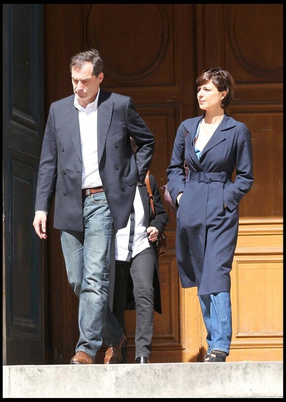Les comédiens Samuel Labarthe et Hélène Médigue assistent au dernier hommage rendu à Marie-France Pisier, en l'église Saint-Roch, à Paris, le 5 mai 2011.