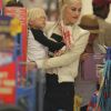 Gwen Stefani fait un peu de shopping avec son fils Zuma, à Londres (Grande-Bretagne), jeudi 5 mai 2011.