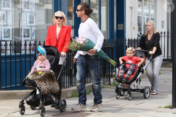 Gwen Stefani se promène avec ses enfants Kingston et Zuma, à Londres (Grande-Bretagne), vendredi 6 mai 2011.