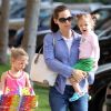 Jennifer Garner et ses filles Violet et Seraphina partent à un goûter d'anniversaire, le 7 mai 2011 à Los Angeles