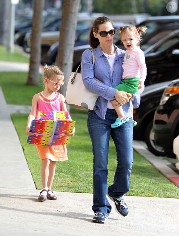 Jennifer Garner et ses filles Violet et Seraphina partent à un goûter d'anniversaire, le 7 mai 2011 à Los Angeles