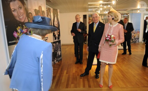 La reine Beatrix et la princesse Maxima des Pays-Bas ont découvert avec beaucoup d'attention l'exposition 'Maxima, 10 ans aux Pays-Bas' à Apeldoorn, Pays-Bas, le 7 mai 2011.
