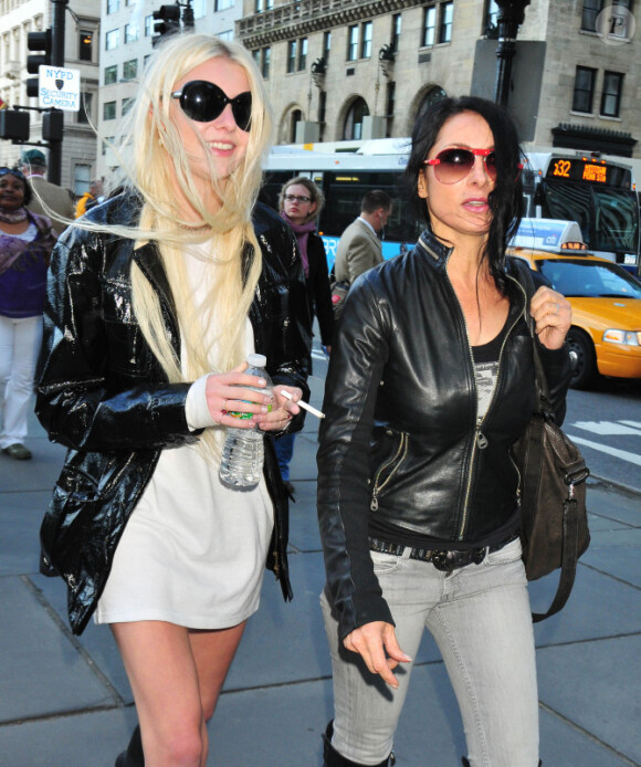 Taylor Momsen dans les rues de New York, le 5 mai 2011