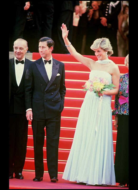 Lady Di porte une magnifique robe en mousseline de soie bleu pâle pour monter les marches du Palais des festivals de Cannes en 1987.
