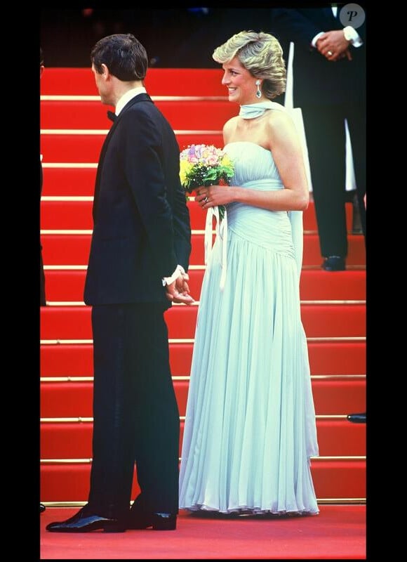 La robe que portait Lady Di pour le Festival de Cannes en 1987 vient d'être vendue aux enchères, 132 000 dollars.