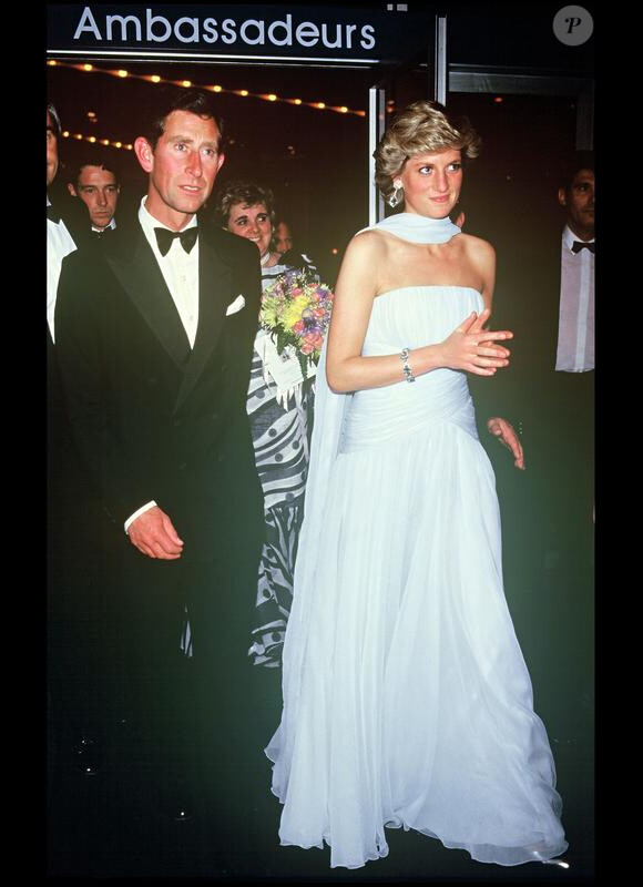 Lady Di porte une magnifique robe en mousseline de soie bleu pâle signée Catherine Walker. Elle a été vendue aux enchères à Beverlly Hills. Cannes, 1987