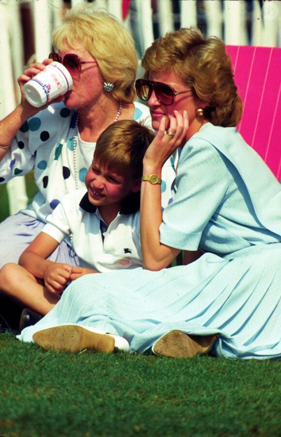 Dans n'importe qu'elle situation, Lady Diana faisait très attention à son look. Ici avec la prince William lors d'un match de polo à Windsor.