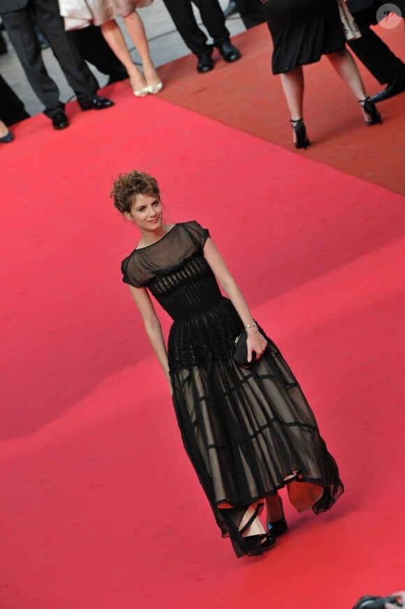 Mélanie Laurent entre dans la cours des grands avec cette robe de couturier de style gothique sur le tapis rouge du Festival de Cannes en 2008.