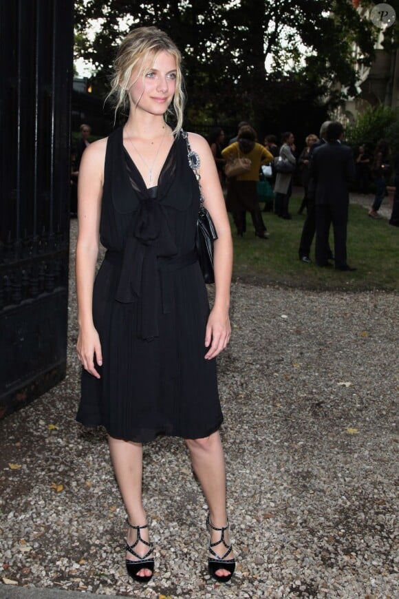 Mélanie Laurent va assister à un défilé de son créateur préféré, Miu Miu. Juste ravissante avec sa petite robe noire et ses magnifiques escarpins. Paris, 7 octobre 2009