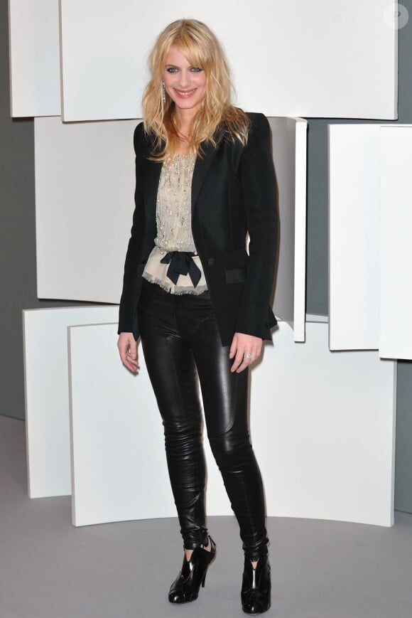 Pantalon en cuir, boots brillantes, top à froufrous... Mélanie Laurent est radieuse dans ce look rock'n roll chic ! Paris, 27 février 2010